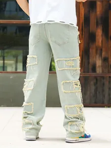 Rückansicht von lockeren Herrenjeans im Straight-Schnitt mit ausgefransten Patches