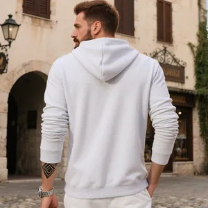 Vista posterior detallada de una sudadera con capucha gris claro en una escena de calle