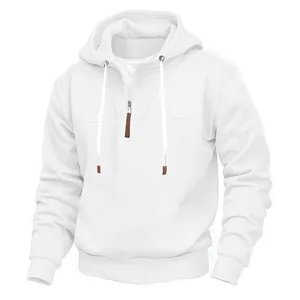 Primer plano de sudadera blanca pesada con capucha, cremallera corta y cordones largos