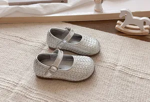 Zapatos de princesa Mary Jane trenzados plateados para niñas con hebilla elegante