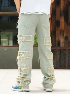 Detailansicht der Rückseite von hellblauen Herren-Straight-Jeans mit Fransen-Patches