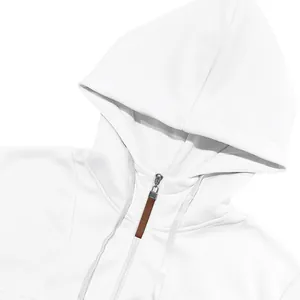 Primer plano de sudadera blanca con capucha de forro polar con cremallera y tirador marrón