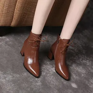 Detailansicht brauner Ankle Boots mit Krokodilprägung, spitzer Kappe und Blockabsatz