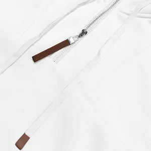 Primer plano de la cremallera y los cordones de la sudadera blanca con capucha