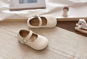 Primer plano de zapatos Mary Jane trenzados para niñas en una escena acogedora.