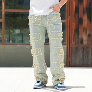 Streetwear Herren-Jeans im Loose Fit mit ausgefransten Flicken und Distressed-Details.