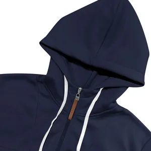 Primer plano de sudadera con capucha azul marino con cremallera y cordón blanco.