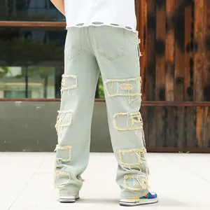Rückansicht von locker sitzenden Herren-Jeans mit ausgefransten Flicken und Löchern
