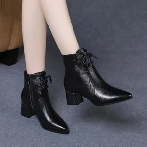Elegante schwarze Stiefeletten mit spitzer Zehenpartie und Blockabsatz