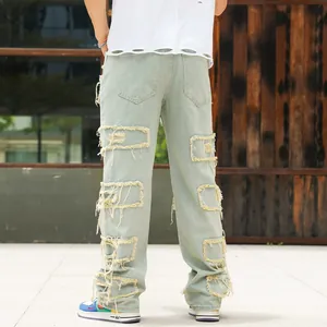Herren Loose-Fit Jeans in heller Waschung mit ausgefransten Patchwork-Details und Rissen
