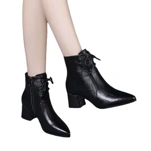 Elegante schwarze Stiefeletten mit spitzer Zehenpartie, Blockabsatz und Krokodilstruktur
