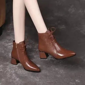 Elegante braune Stiefeletten mit Blockabsatz und Krokoprägung für Damen mit spitzer Zehe