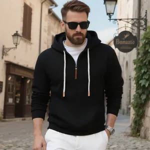 Vista detallada de una sudadera con capucha de forro polar grueso negro estilo americano