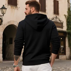 Vista trasera de una sudadera con capucha de vellón pesado negro de estilo callejero