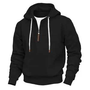 Primer plano de una sudadera con capucha negra de vellón con cordón blanco y cremallera