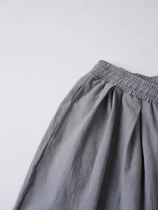 Detalle de la cintura elástica en pantalones casuales de lino y algodón gris para hombre