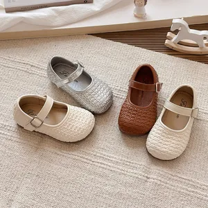 Elegantes merceditas trenzadas para niña en colores plata, marrón y tonos crema
