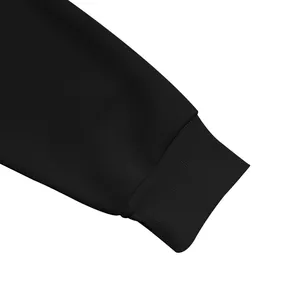 Primer plano detallado que muestra el puño acanalado y la textura de una sudadera negra gruesa