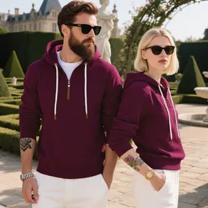 Detalle de estilo de vida de pareja con sudaderas de forro polar burdeos con media cremallera
