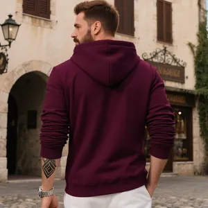 Vista posterior de una sudadera con capucha granate pesada en una calle europea