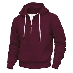 Detalle de una sudadera granate con capucha, forro polar, media cremallera y cordones blancos