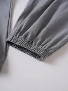 Detalle de los puños elásticos en pantalones casuales de algodón y lino gris hombre