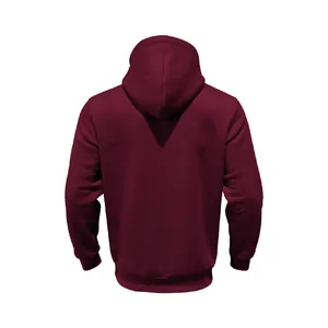 Vista trasera de una sudadera con capucha de forro polar granate grueso para invierno