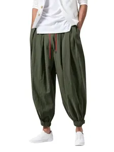 Detalle de pantalones harén para hombre de algodón y lino verde oliva con cordones
