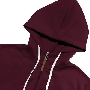 Detalle de una sudadera con capucha de forro polar burdeos con cordón blanco y cremallera