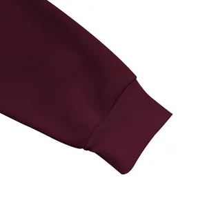 Primer plano del puño acanalado de sudadera granate de alto gramaje