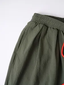 Primer plano detallado de la cintura elástica y el cordón naranja de los pantalones de lino