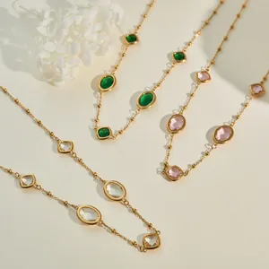 Detailansicht luxuriöser Halsketten mit Smaragd-, Rosa- und klaren Edelsteinen in Goldfassung