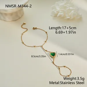 Pulsera de mano de acero inoxidable dorado con corazón de circón verde, detalle