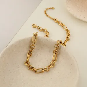 Collier chaîne en acier inoxydable doré sur plateau en céramique