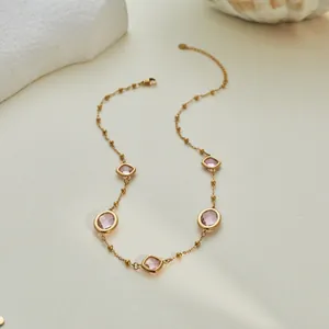 Elegante vergoldete Halskette mit abwechselnden rosa Edelsteinen und Metallperlen