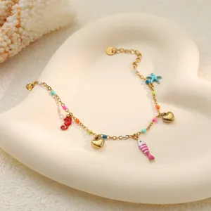 Detailansicht eines Edelstahl-Armbands mit farbenfrohen Emaille-Meeresanhängern.