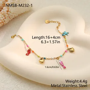 Nahaufnahme eines Edelstahl-Armbands mit Meeresthema sowie Gewichts- und Maßangaben.