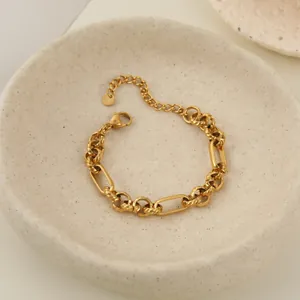 Vue détaillée d'un bracelet en acier inoxydable doré à chaîne torsadée dans un plat