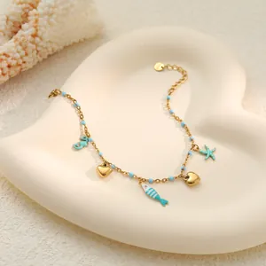 Detailansicht Edelstahl-Armband mit Meeresanhängern, Emaille-Fisch und Seepferdchen