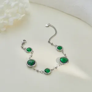 Dettaglio di un elegante bracciale in argento stile francese con pietre verde smeraldo