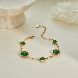Elegante pulsera de acero de titanio dorado con cinco dijes redondos de circón verde tallado