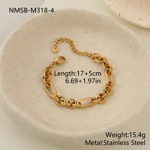 Vue détaillée d'un bracelet en acier inoxydable doré à maillons torsadés avec fermoir mousqueton