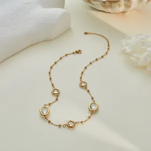 Nahaufnahme der geschliffenen klaren Kristalle und der goldenen Perlenkette dieser Luxuskette.