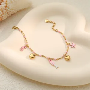 Detailansicht eines Edelstahl-Armbands mit Meeresmotiven und rosa Emaille-Anhängern
