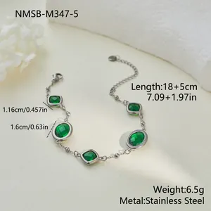 Primo piano del bracciale con pietre preziose verde smeraldo e dimensioni