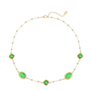 Detaillierte Ansicht einer eleganten smaragdgrünen Edelsteinkette mit goldener Perlenkette
