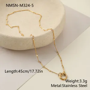 Dettaglio di una collana a catena in acciaio inossidabile dorato con chiusura tonda.