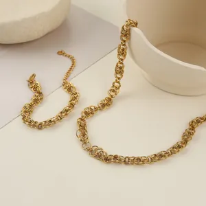 Detalle del conjunto de joyas de cadena tejida en acero inoxidable dorado de estilo de lujo