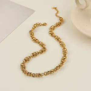 Detalle del lujoso collar de cadena con eslabones de anillos entrelazados dorados