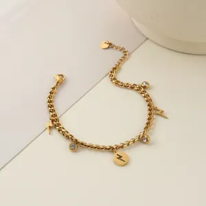 Vue détaillée d'un bracelet gourmette doré avec des breloques éclair et strass brillants